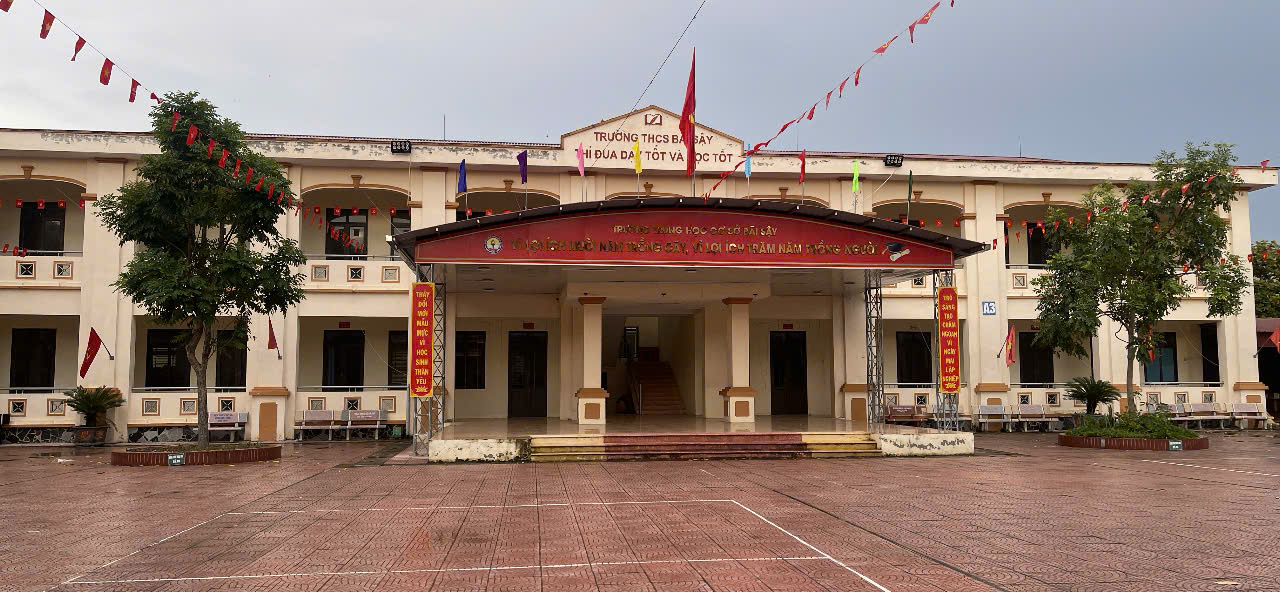 Khuôn viên Trường THCS Bãi Sậy